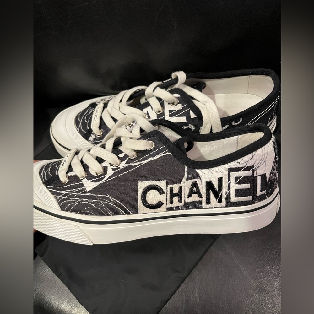 Pre loved Chanel black and white graffiti, logo lowtop sneakers, (39). - Picture 6 of 12